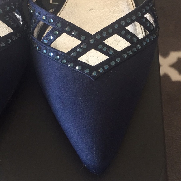 Adrianna Papell Haven Navy Satin pump in size 6 - Picture 3 of 8